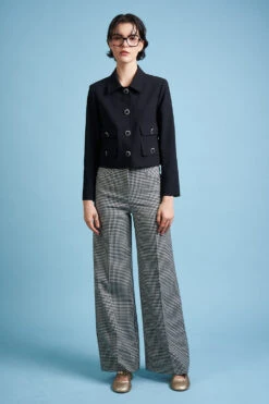 Veste Courte En Laine Vierge Tropicale Tissée En Italie -Élégance Soldes FW23 sellyn 1 8e003588 379e 43de 9ac5 0440b0bef69a