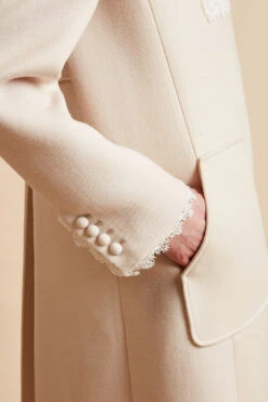 Manteau Long Avec Plastron En Dentelle -Élégance Soldes FW23 srichelieu 7