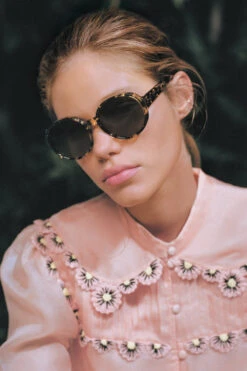 Lunettes De Soleil Rondes Oversizes -Élégance Soldes PJ22 06a SUN RITA02 SANSlogo L1000xH1500px RVB