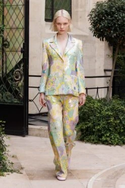 Veste Coupe Droite Au Motif Floral Imprimé Sur Tulle Brodée De Sequins -Élégance Soldes Paul Joe SS24 runway Press look09 b50ec32a b36c 44f2 8cb5 2e90c67edf6a