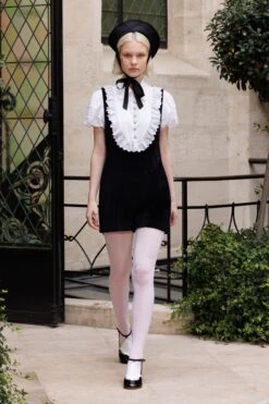 Combishort En Velours Marquée D'un Motif Floral Embossé -Élégance Soldes Paul Joe SS24 runway Press look15