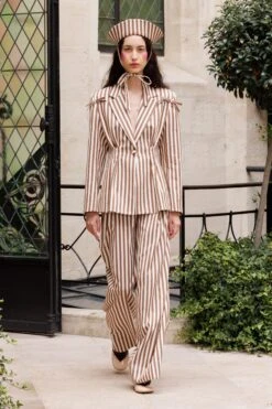 Pantalon Taille Haute à Motif Rayé 11 Pantalon Taille Haute à Motif Rayé -Élégance Soldes Paul Joe SS24 runway Press look23 8715c647 d8a9 4110 8c16 470be11cf457