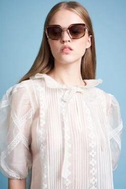 Blouse Brodée De Dentelle