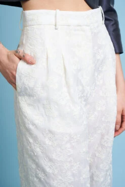 Pantalon En Organdi De Coton Et Soie Brodée D'un Motif Floral 10 Pantalon En Organdi De Coton Et Soie Brodée D'un Motif Floral -Élégance Soldes SS24 Tleon 2