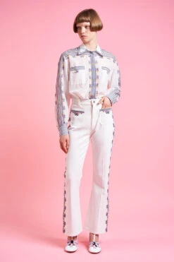 Jean Coupe Droite Avec Broderies Placées Sur Les Côtés