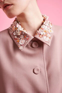 Veste Courte Au Col Brodé à La Main -Élégance Soldes SS24 tkali 4